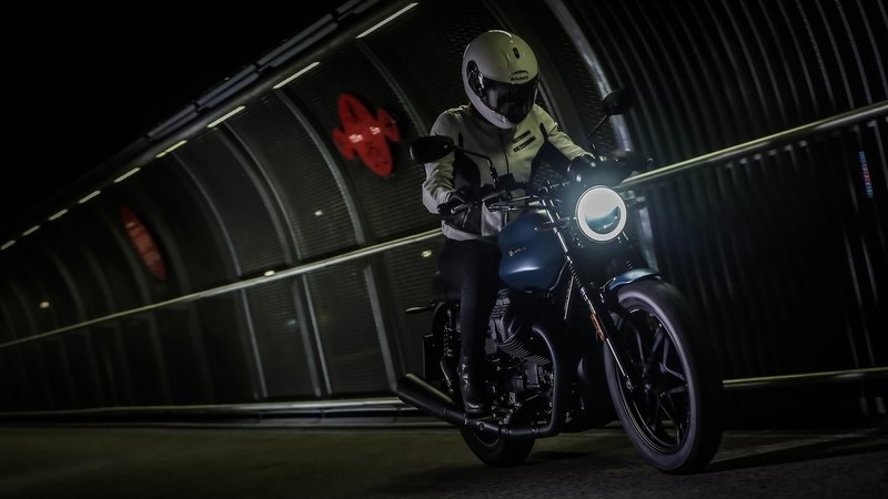 Moto Guzzi Night Pack, la V7 Stone Full LED