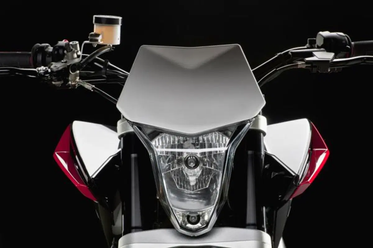 La nuova Husqvarna 900. La naked!