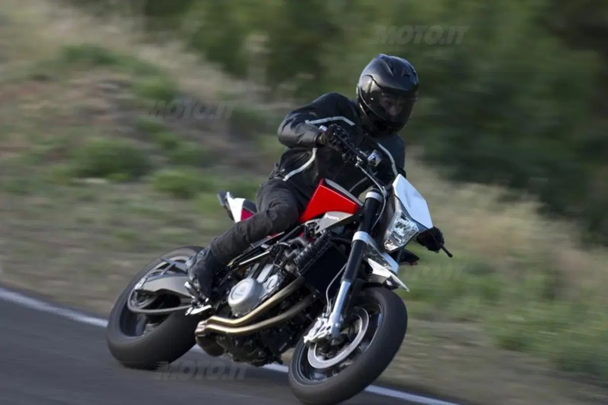 La nuova Husqvarna 900. La naked! (7)