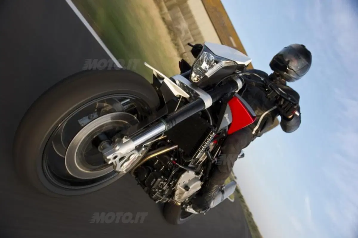 La nuova Husqvarna 900. La naked! (11)
