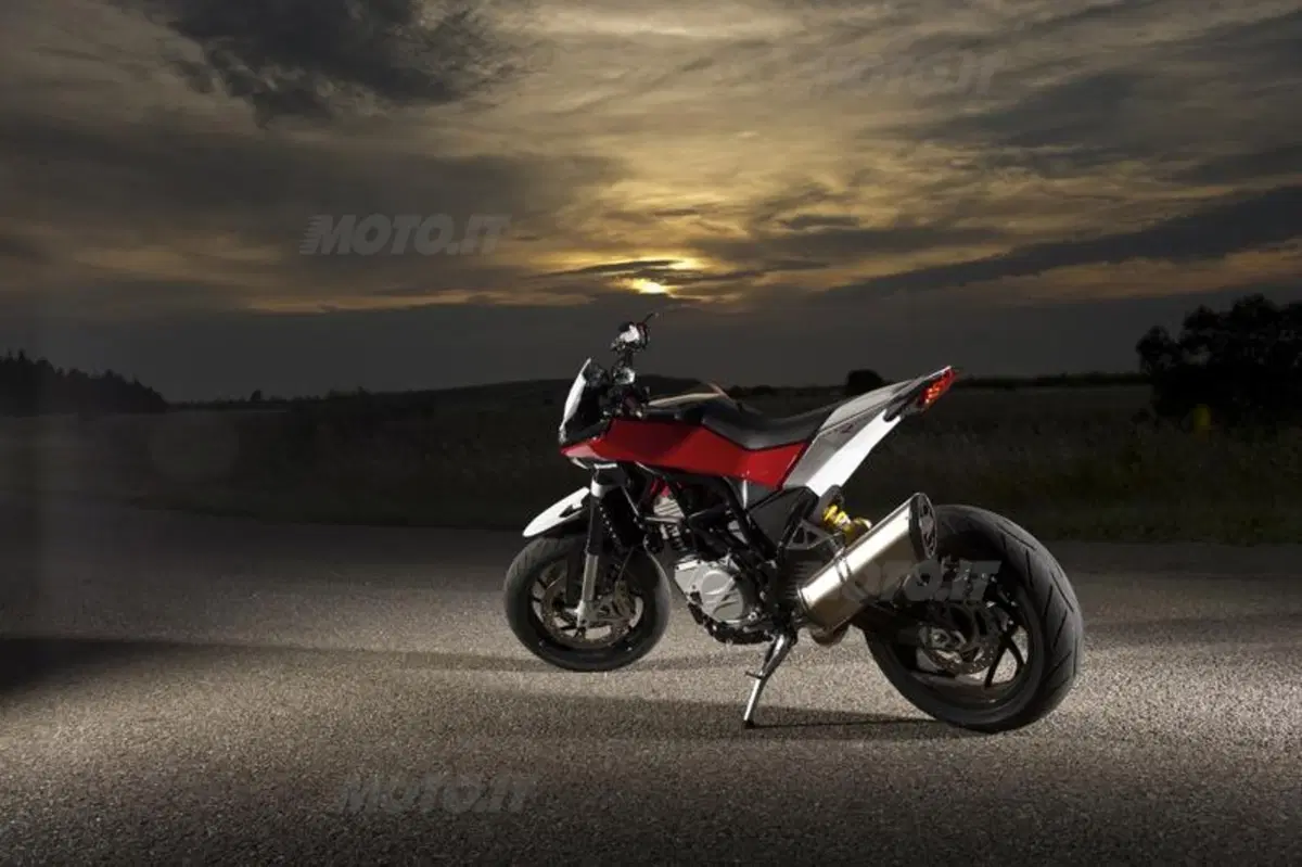 La nuova Husqvarna 900. La naked! (13)