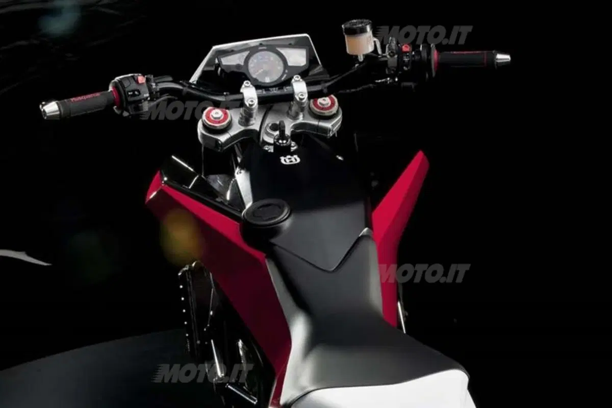 La nuova Husqvarna 900. La naked! (15)