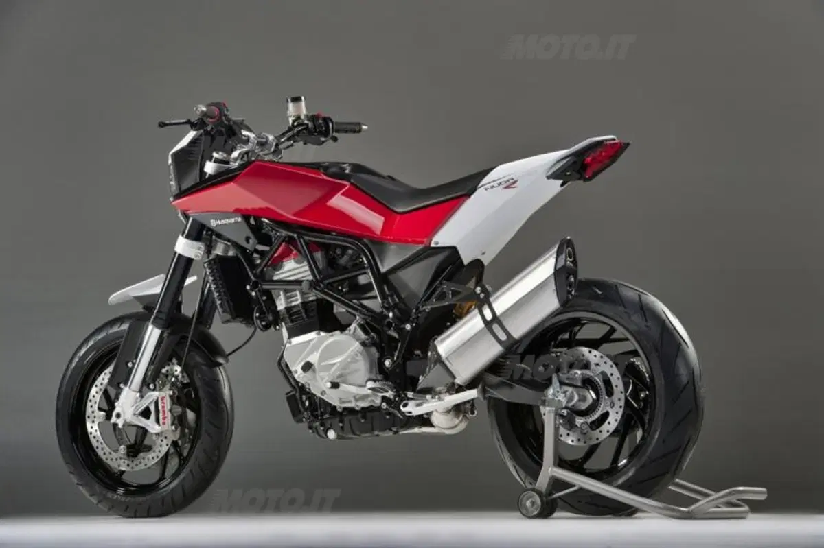 La nuova Husqvarna 900. La naked! (21)