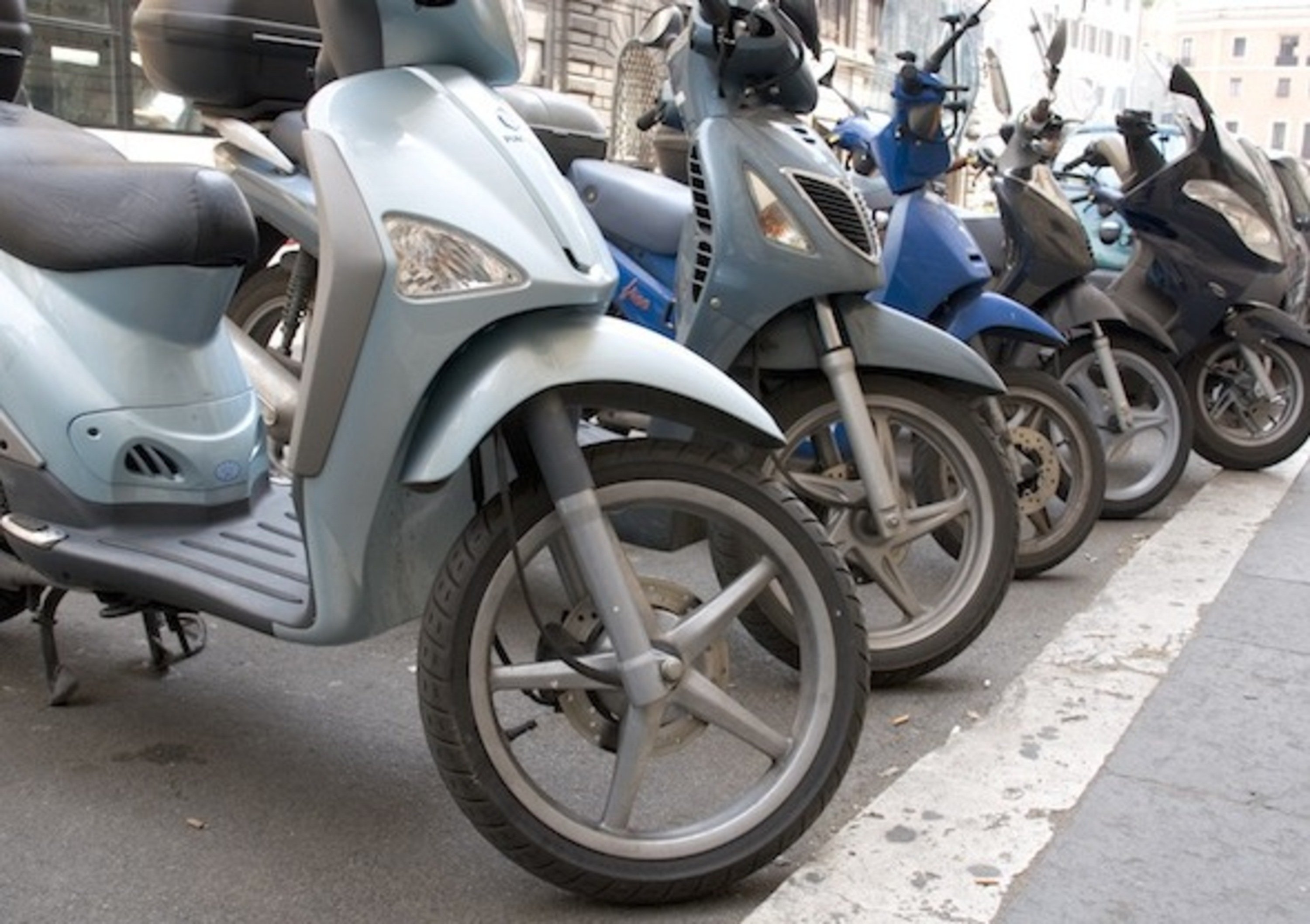 Pioggia di multe su scooter e moto parcheggiati in centro a Milano