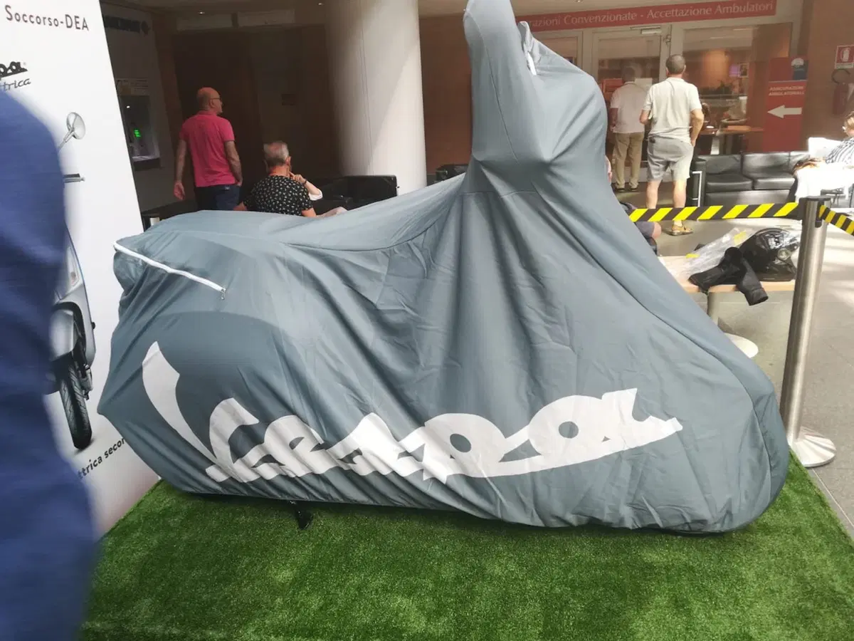 Roma: la Vespa elettrica al Campus Biomedico (5)
