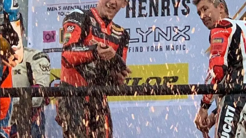Troy Bayliss, in coppia con suo figlio Oliver, vince la 5 Ore di Sydney