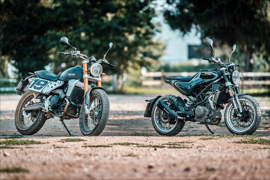 Le due protagoniste della prova, la Fantic Caballero 500 Flat Track e la Husqvarna Svartpilen 401