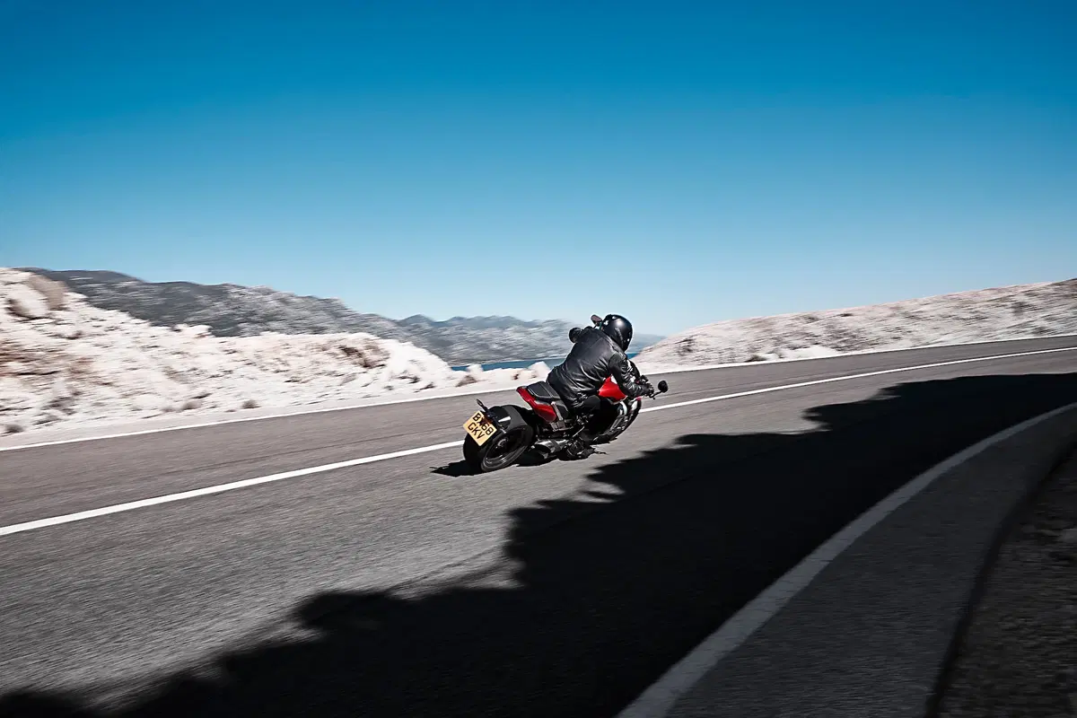 Triumph Rocket 3GT e Rocket 3R: 2500 cc e due versioni (4)