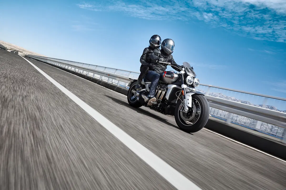 Triumph Rocket 3GT e Rocket 3R: 2500 cc e due versioni (5)
