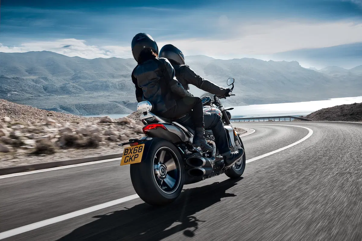Triumph Rocket 3GT e Rocket 3R: 2500 cc e due versioni (6)
