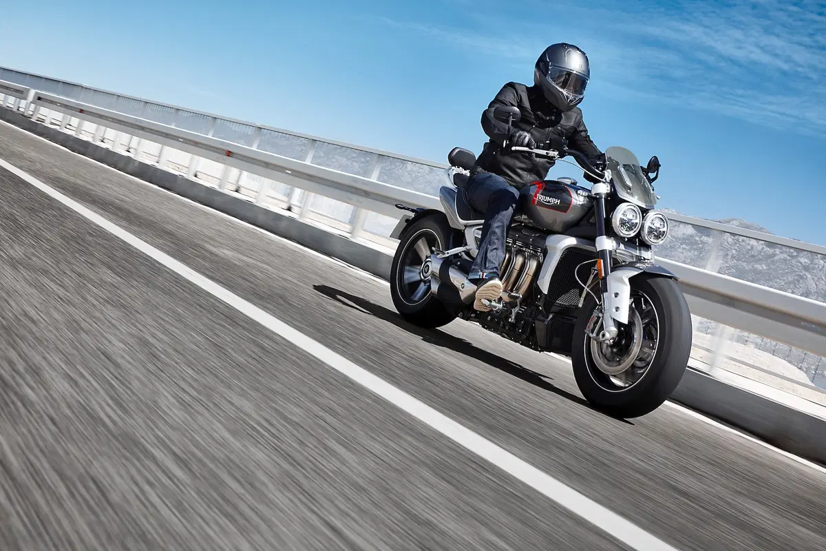 Triumph Rocket 3GT e Rocket 3R: 2500 cc e due versioni (7)