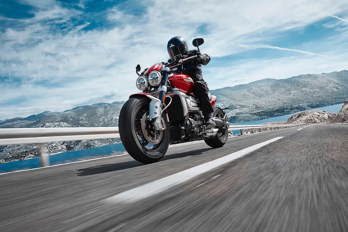 Triumph Rocket 3GT e Rocket 3R: 2500 cc e due versioni (8)