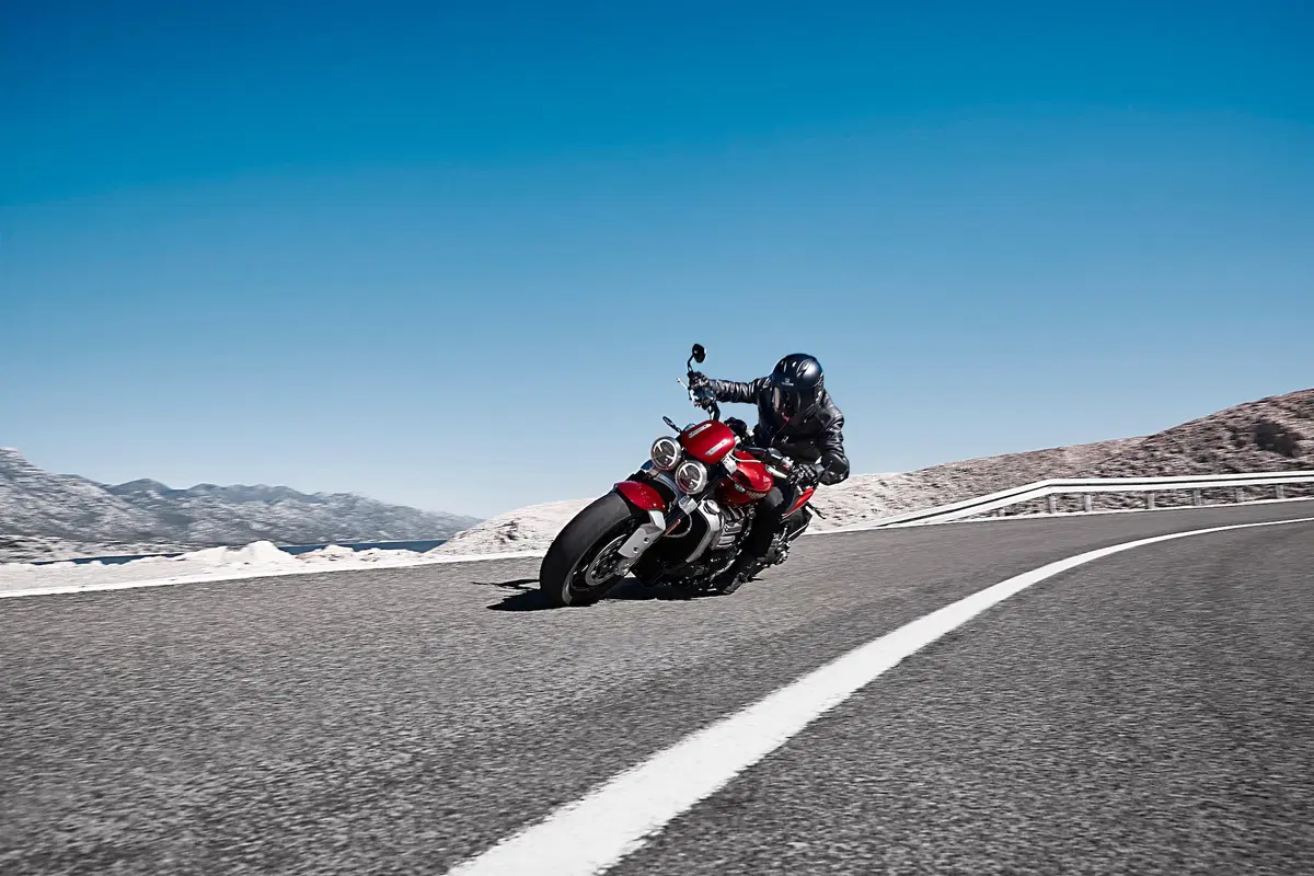 Triumph Rocket 3GT e Rocket 3R: 2500 cc e due versioni (9)