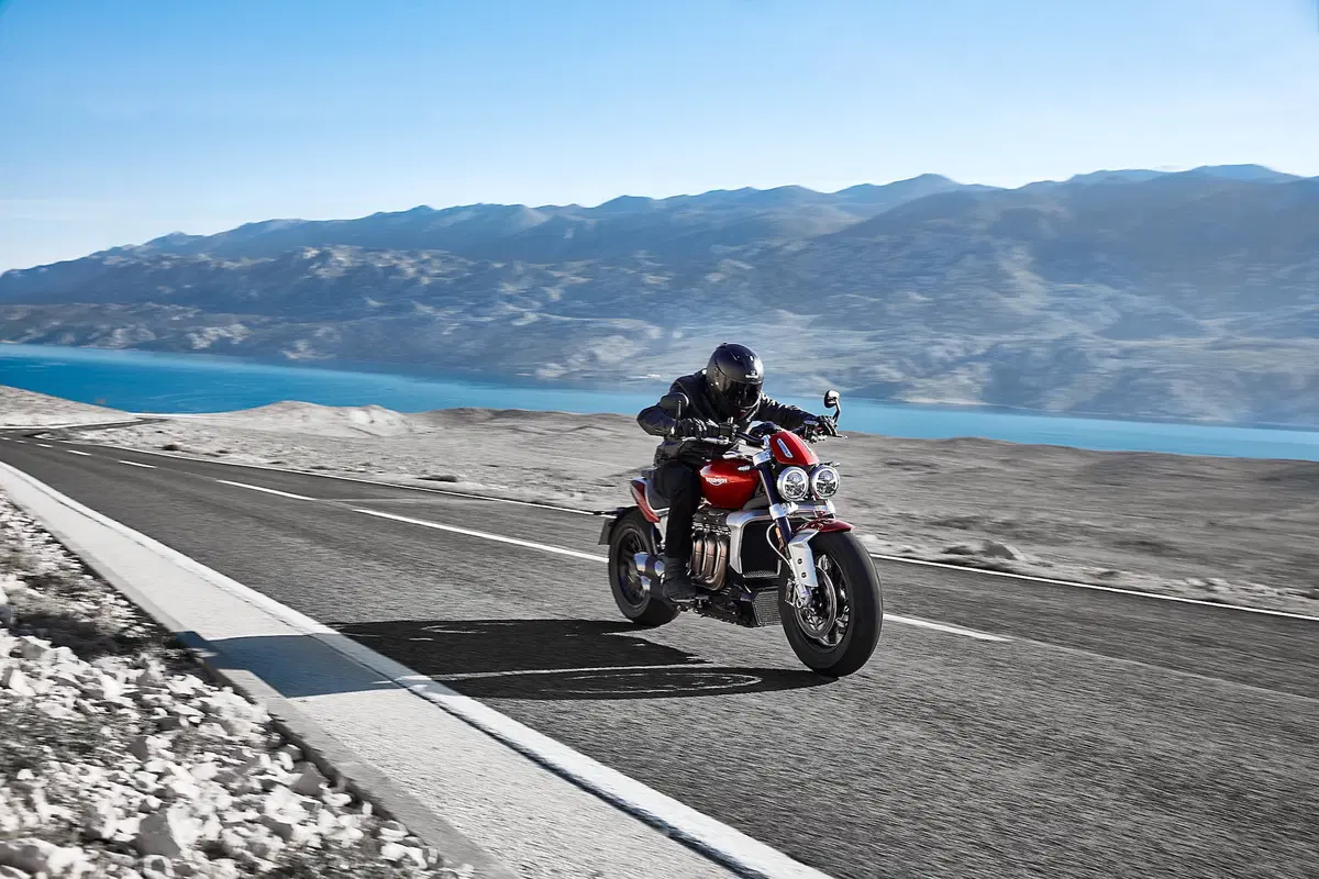 Triumph Rocket 3GT e Rocket 3R: 2500 cc e due versioni (10)