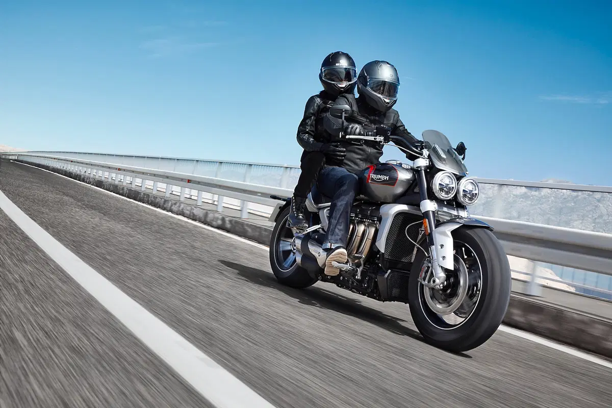 Triumph Rocket 3GT e Rocket 3R: 2500 cc e due versioni (12)