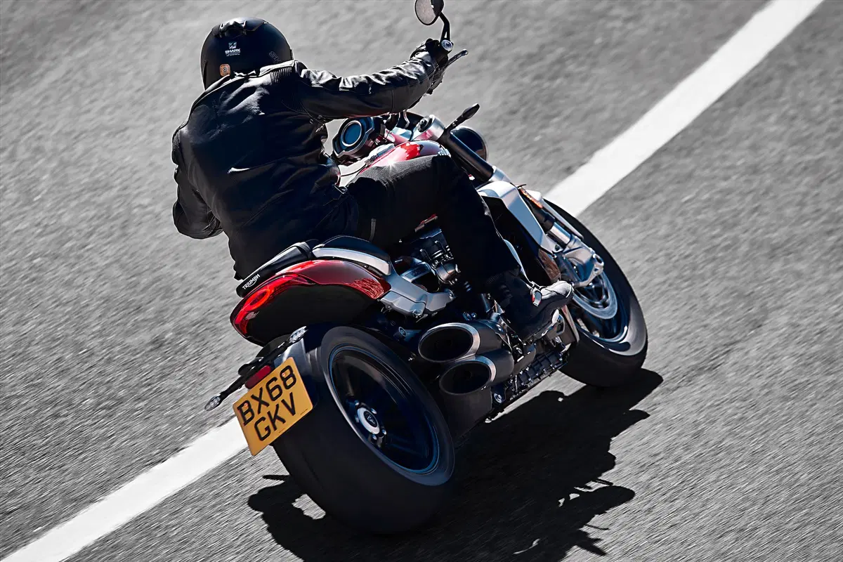 Triumph Rocket 3GT e Rocket 3R: 2500 cc e due versioni (13)