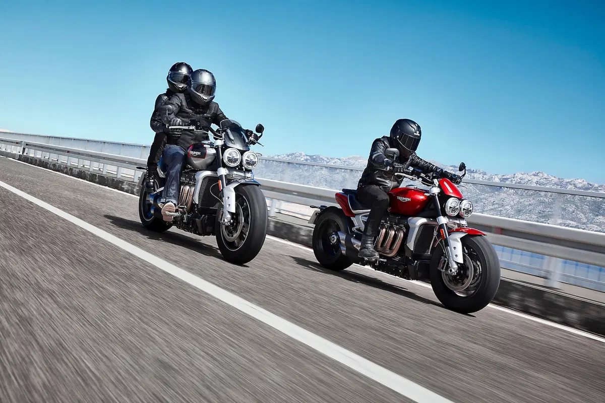 Triumph Rocket 3GT e Rocket 3R: 2500 cc e due versioni (14)