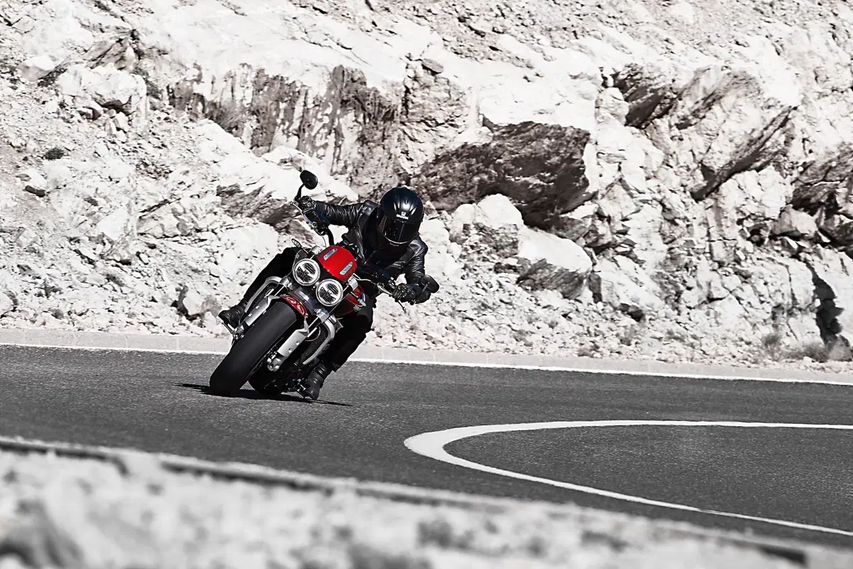 Triumph Rocket 3GT e Rocket 3R: 2500 cc e due versioni (15)