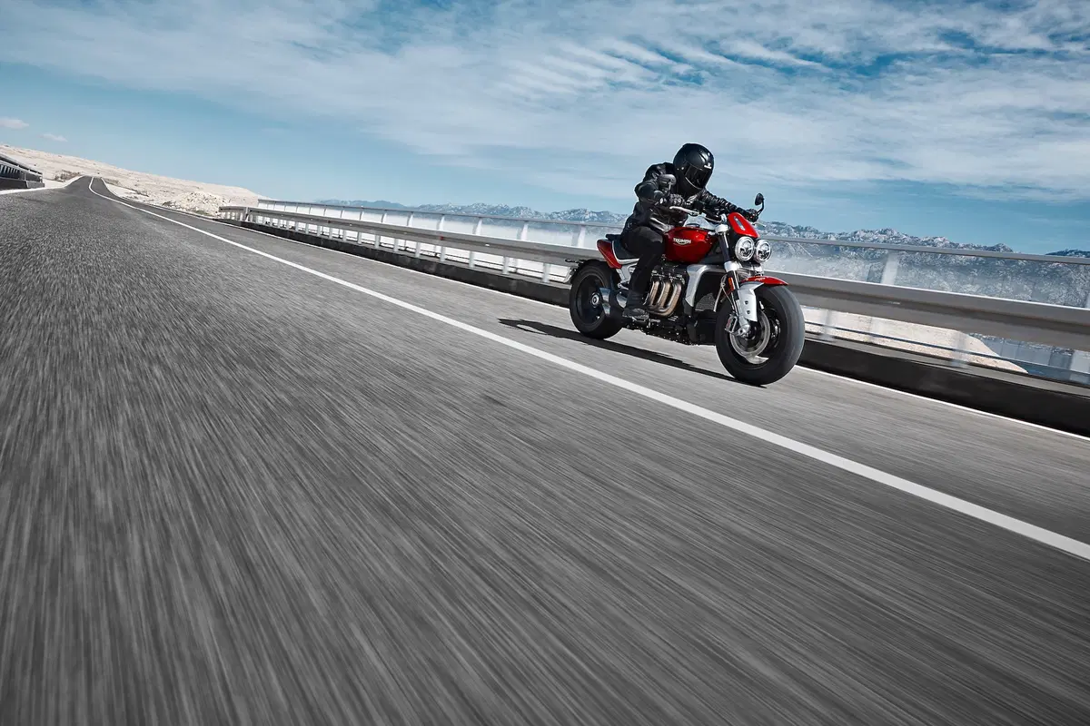 Triumph Rocket 3GT e Rocket 3R: 2500 cc e due versioni (17)