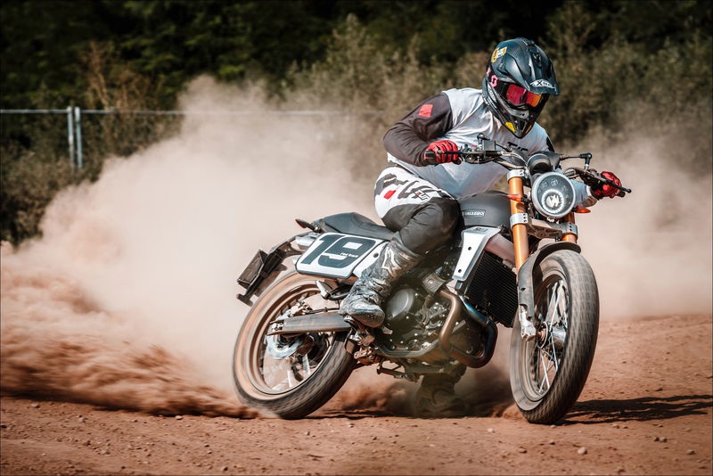 Il Perfetto si diverte a fare i traversi con la Caballero 500 Flat Track