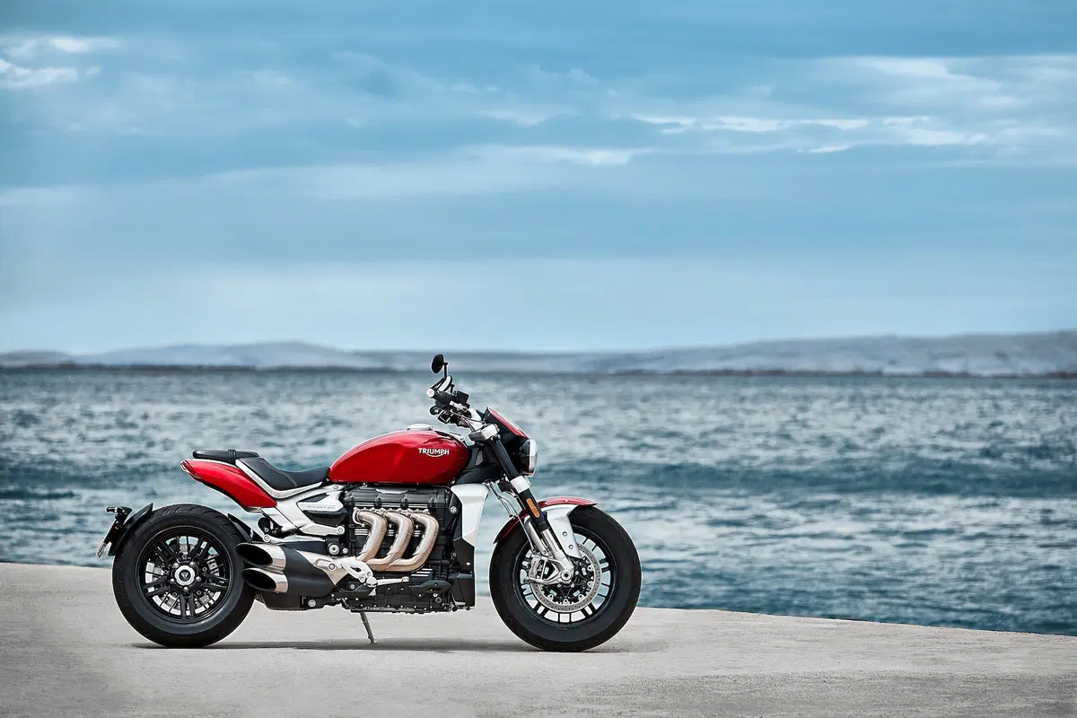 Triumph Rocket 3GT e Rocket 3R: 2500 cc e due versioni (2)