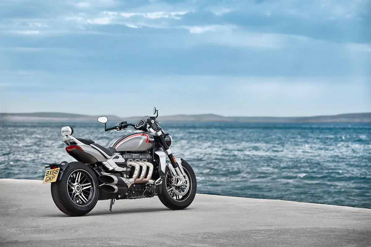 Triumph Rocket 3GT e Rocket 3R: 2500 cc e due versioni (3)