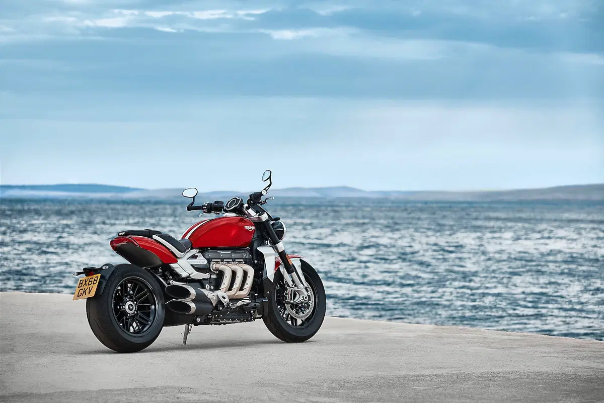 Triumph Rocket 3GT e Rocket 3R: 2500 cc e due versioni (4)