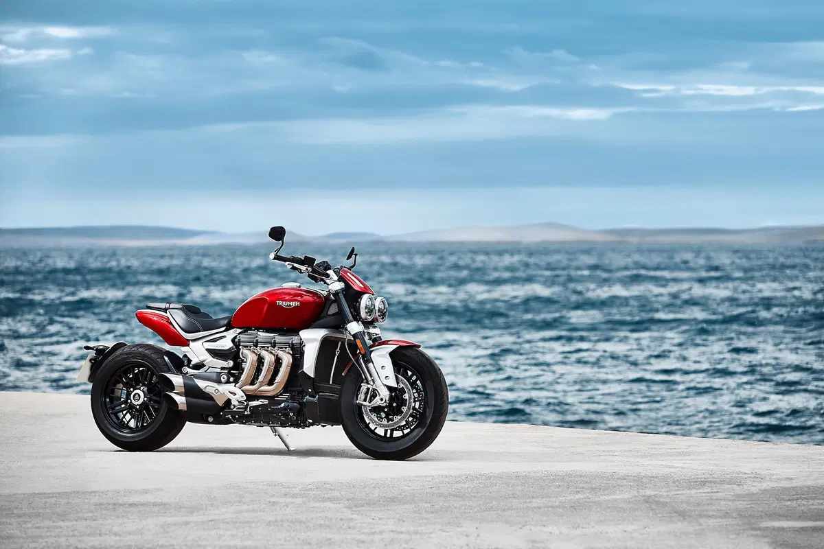 Triumph Rocket 3GT e Rocket 3R: 2500 cc e due versioni (5)
