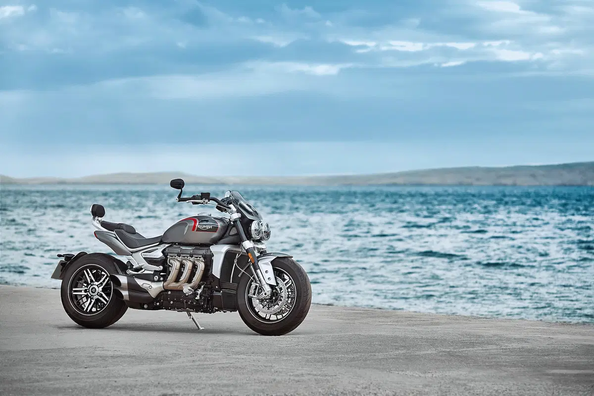 Triumph Rocket 3GT e Rocket 3R: 2500 cc e due versioni (6)