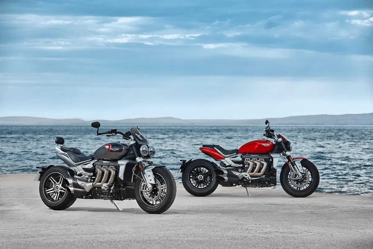 Triumph Rocket 3GT e Rocket 3R: 2500 cc e due versioni (7)