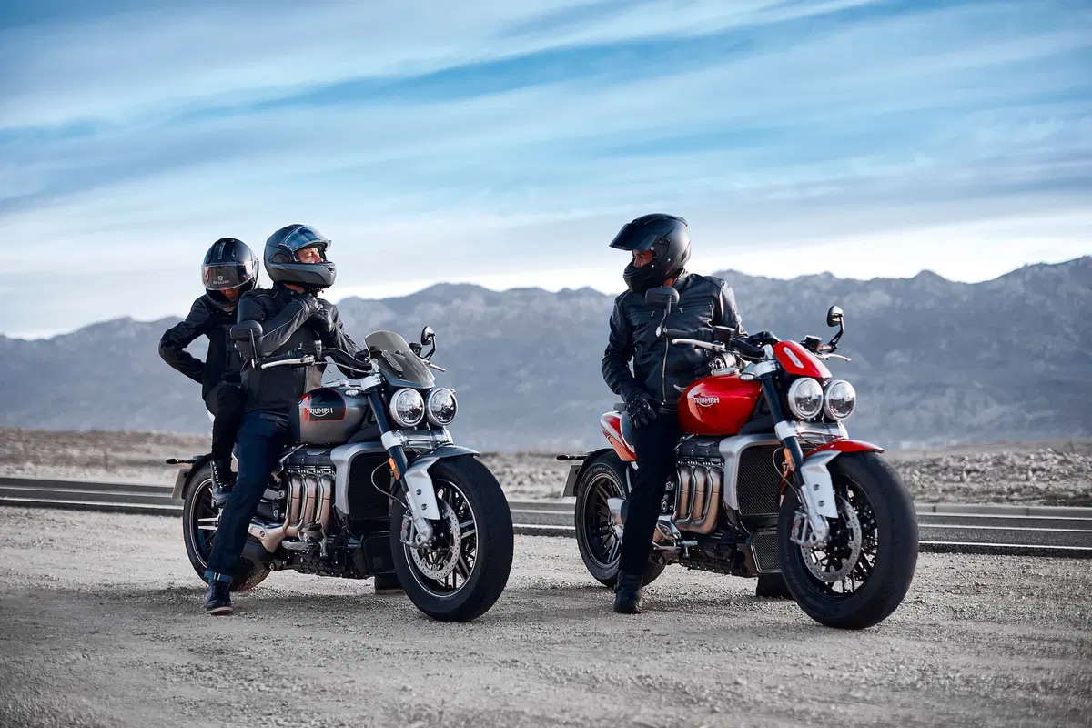 Triumph Rocket 3GT e Rocket 3R: 2500 cc e due versioni (8)