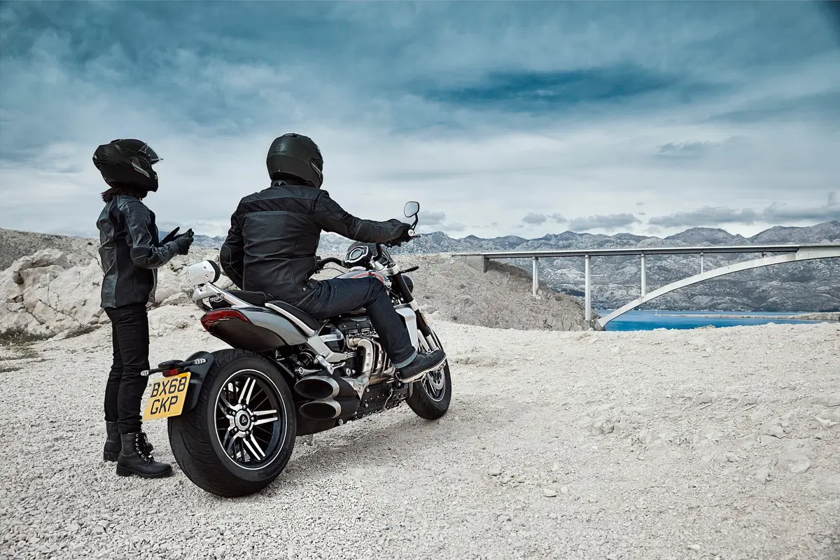 Triumph Rocket 3GT e Rocket 3R: 2500 cc e due versioni (9)