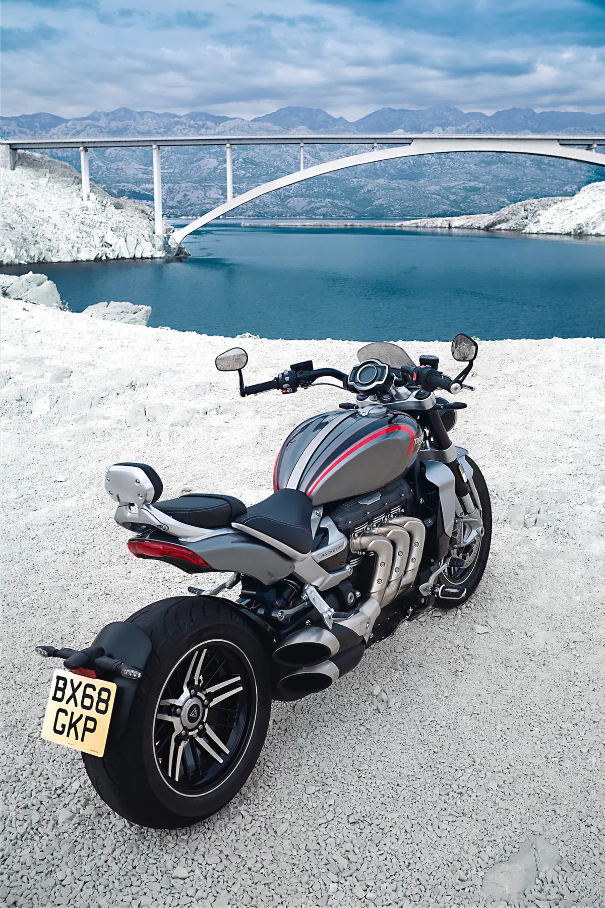 Triumph Rocket 3GT e Rocket 3R: 2500 cc e due versioni (10)