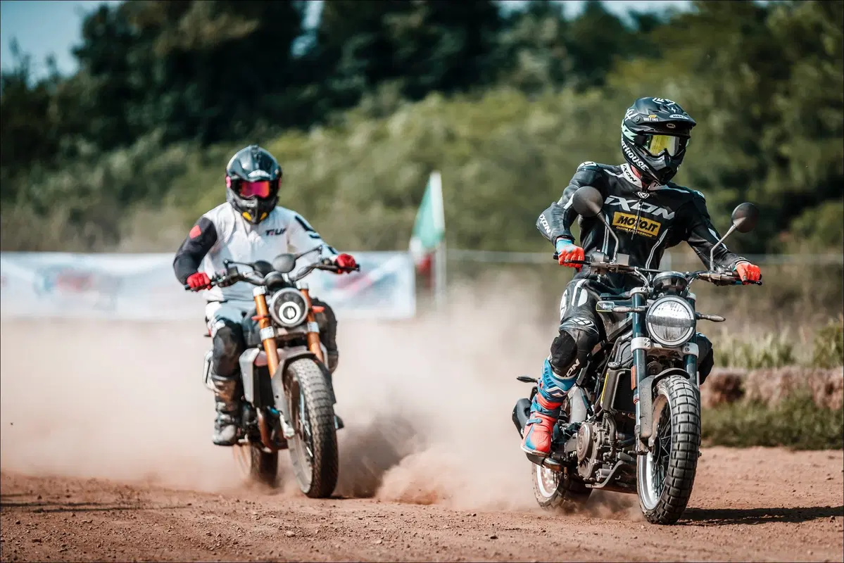 Fantic Caballero 500 Flat Track e Husqvarna Svartpilen 401: comparativa in città e di traverso