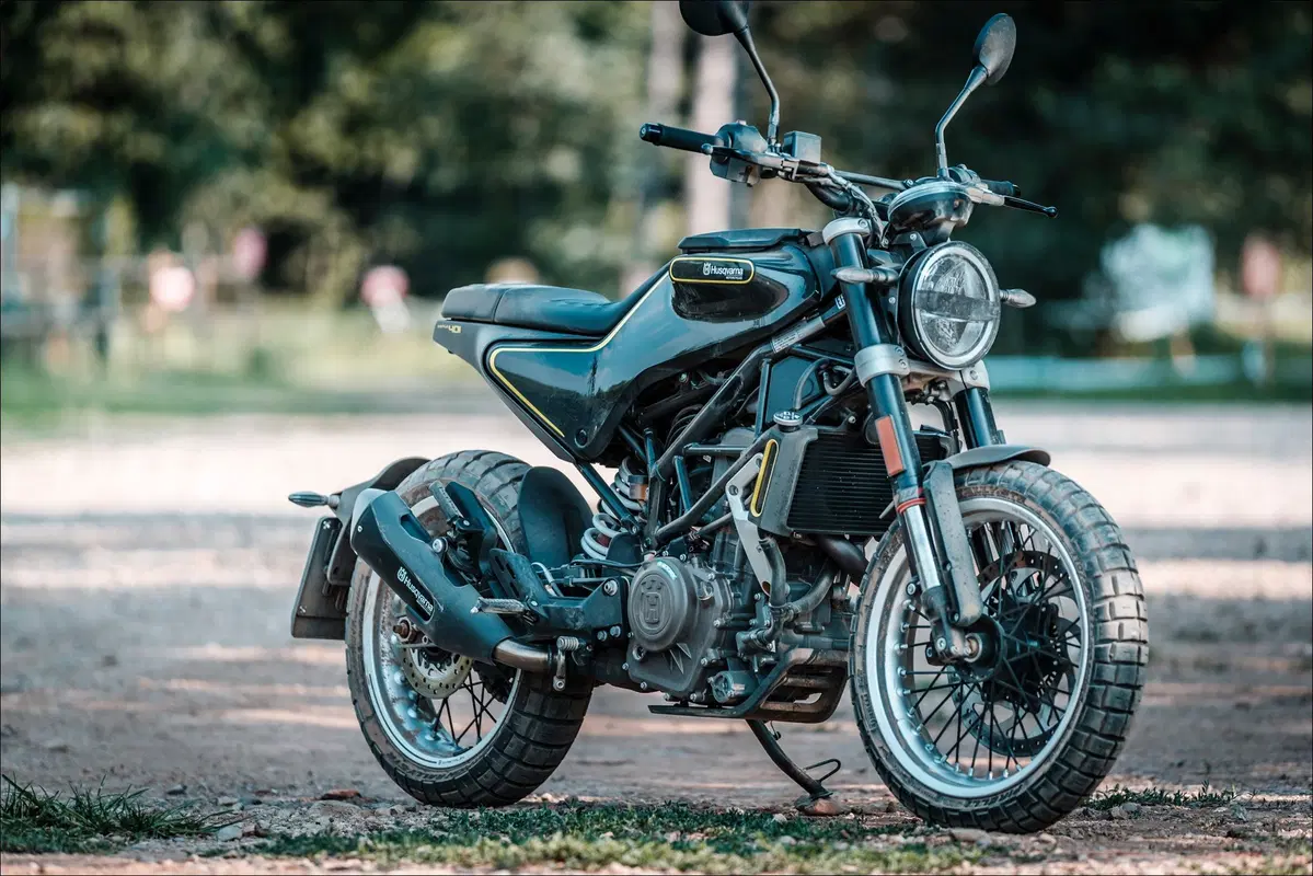 Fantic Caballero 500 Flat Track e Husqvarna Svartpilen 401: comparativa in città e di traverso (2)