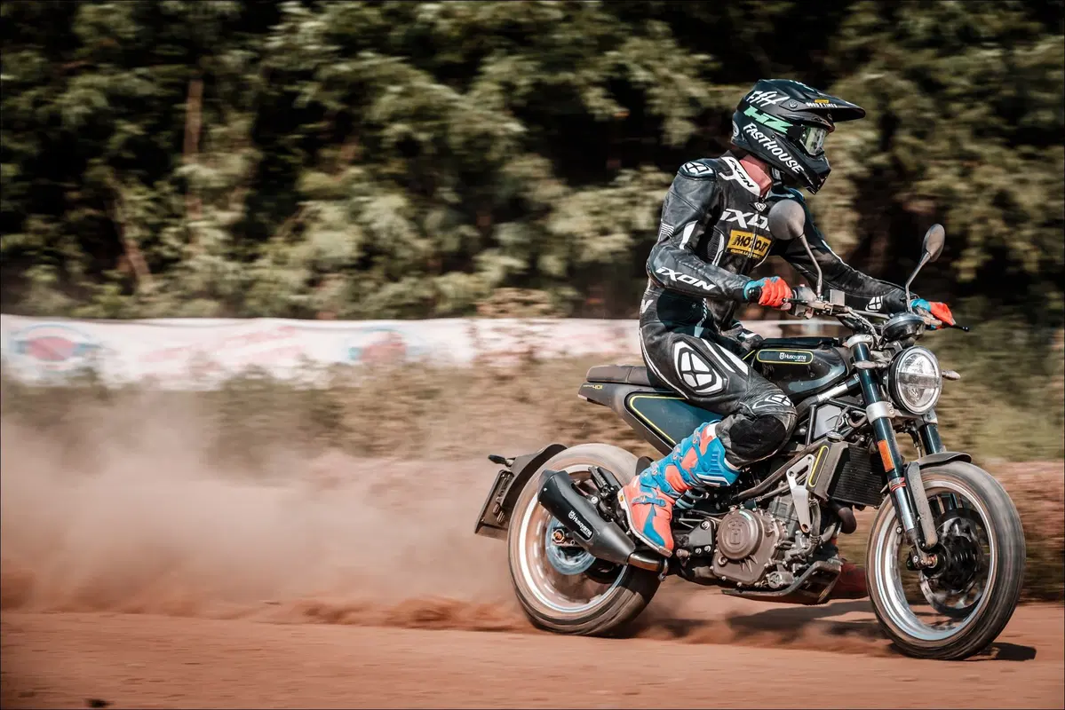Fantic Caballero 500 Flat Track e Husqvarna Svartpilen 401: comparativa in città e di traverso (10)