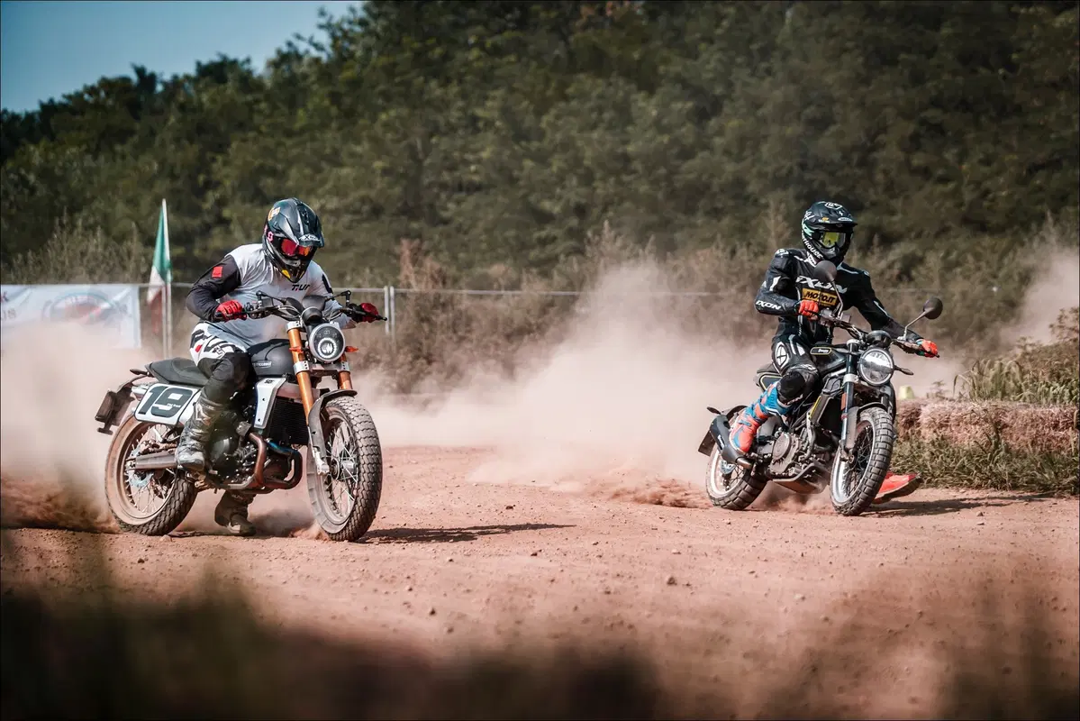 Fantic Caballero 500 Flat Track e Husqvarna Svartpilen 401: comparativa in città e di traverso (7)