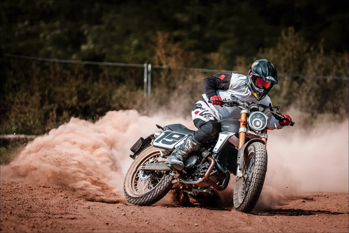 Fantic Caballero 500 Flat Track e Husqvarna Svartpilen 401: comparativa in città e di traverso (8)
