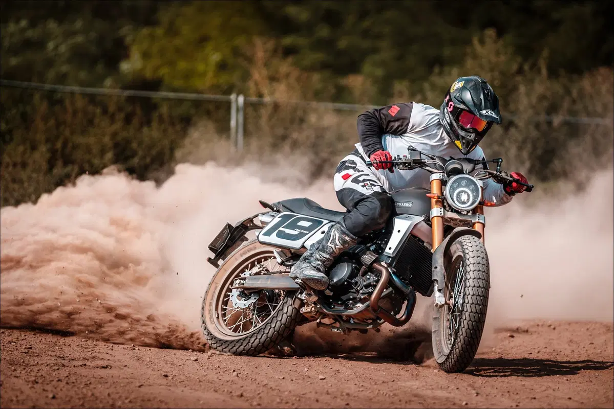 Fantic Caballero 500 Flat Track e Husqvarna Svartpilen 401: comparativa in città e di traverso (11)