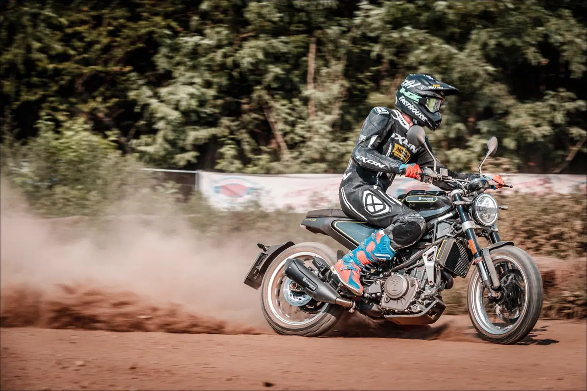Fantic Caballero 500 Flat Track e Husqvarna Svartpilen 401: comparativa in città e di traverso (4)