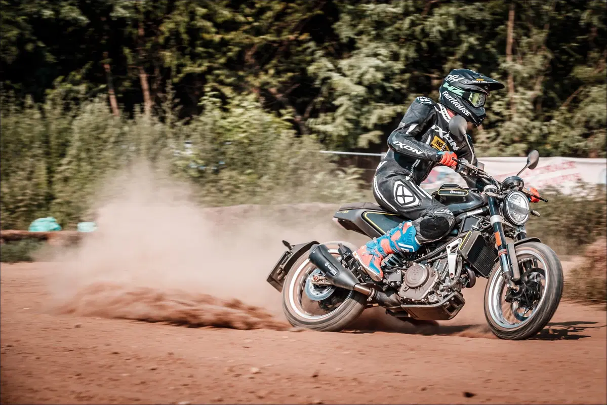 Fantic Caballero 500 Flat Track e Husqvarna Svartpilen 401: comparativa in città e di traverso (12)