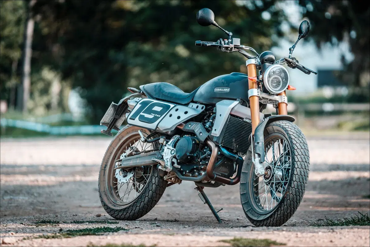 Fantic Caballero 500 Flat Track e Husqvarna Svartpilen 401: comparativa in città e di traverso (9)