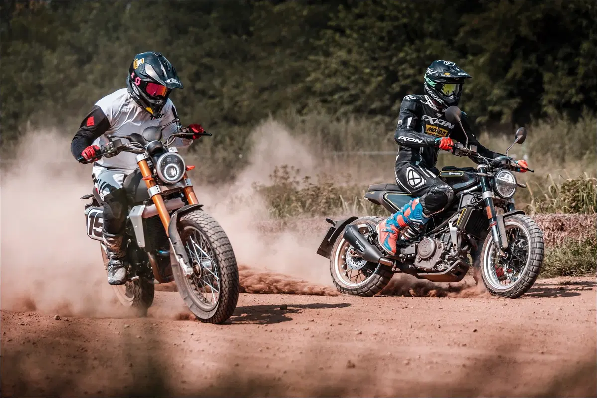 Fantic Caballero 500 Flat Track e Husqvarna Svartpilen 401: comparativa in città e di traverso (13)