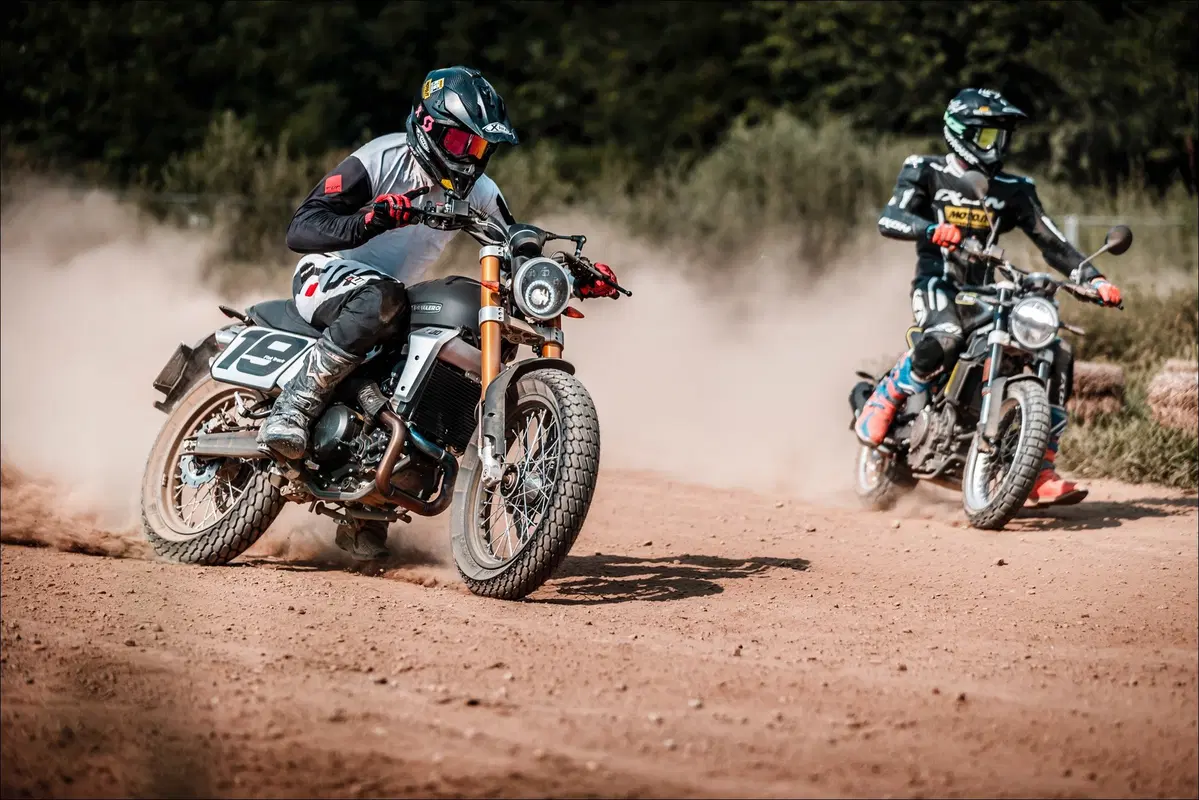 Fantic Caballero 500 Flat Track e Husqvarna Svartpilen 401: comparativa in città e di traverso (5)
