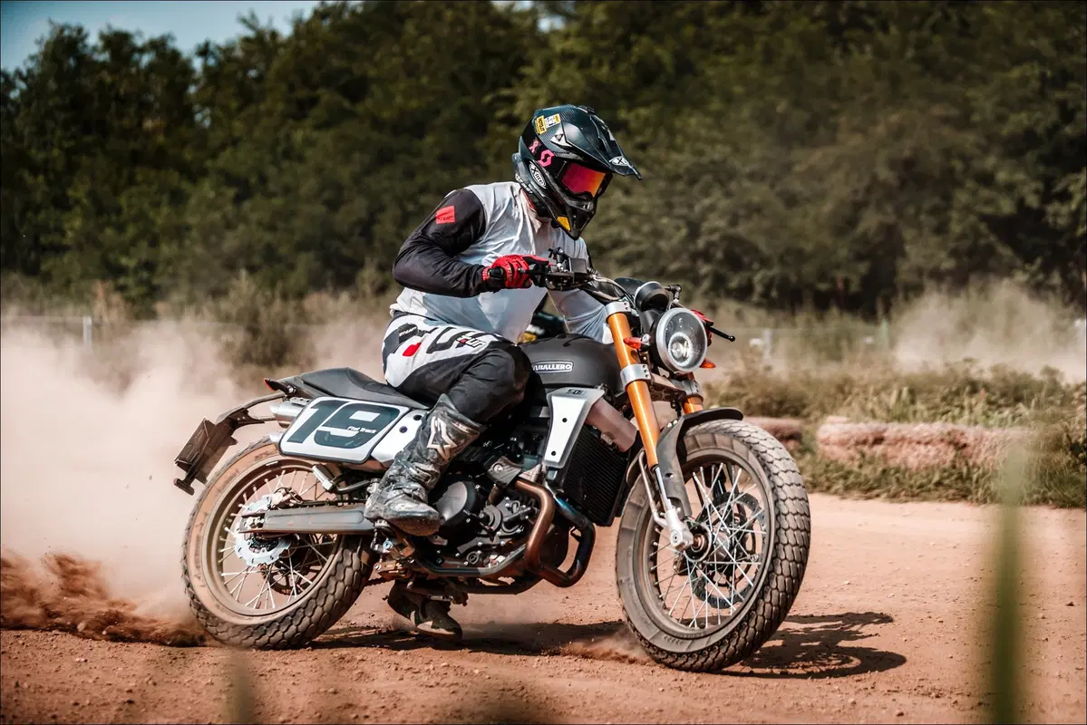 Fantic Caballero 500 Flat Track e Husqvarna Svartpilen 401: comparativa in città e di traverso (14)