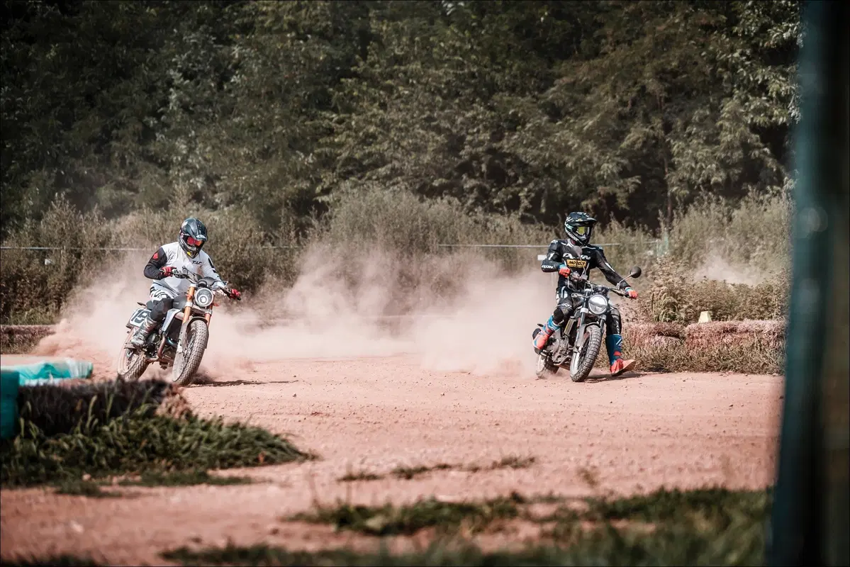 Fantic Caballero 500 Flat Track e Husqvarna Svartpilen 401: comparativa in città e di traverso (16)