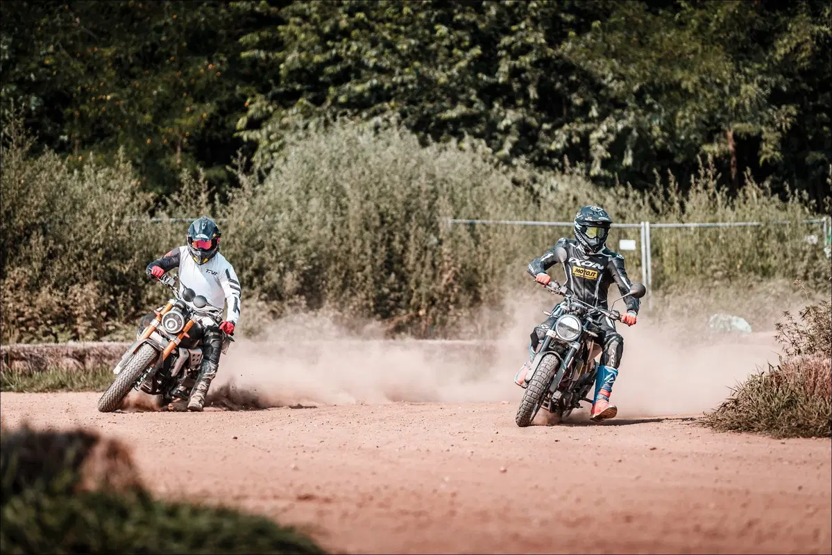 Fantic Caballero 500 Flat Track e Husqvarna Svartpilen 401: comparativa in città e di traverso (6)