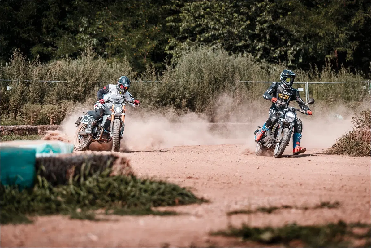 Fantic Caballero 500 Flat Track e Husqvarna Svartpilen 401: comparativa in città e di traverso (17)