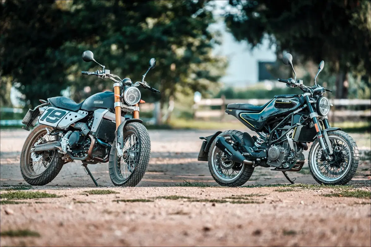 Fantic Caballero 500 Flat Track e Husqvarna Svartpilen 401: comparativa in città e di traverso (15)