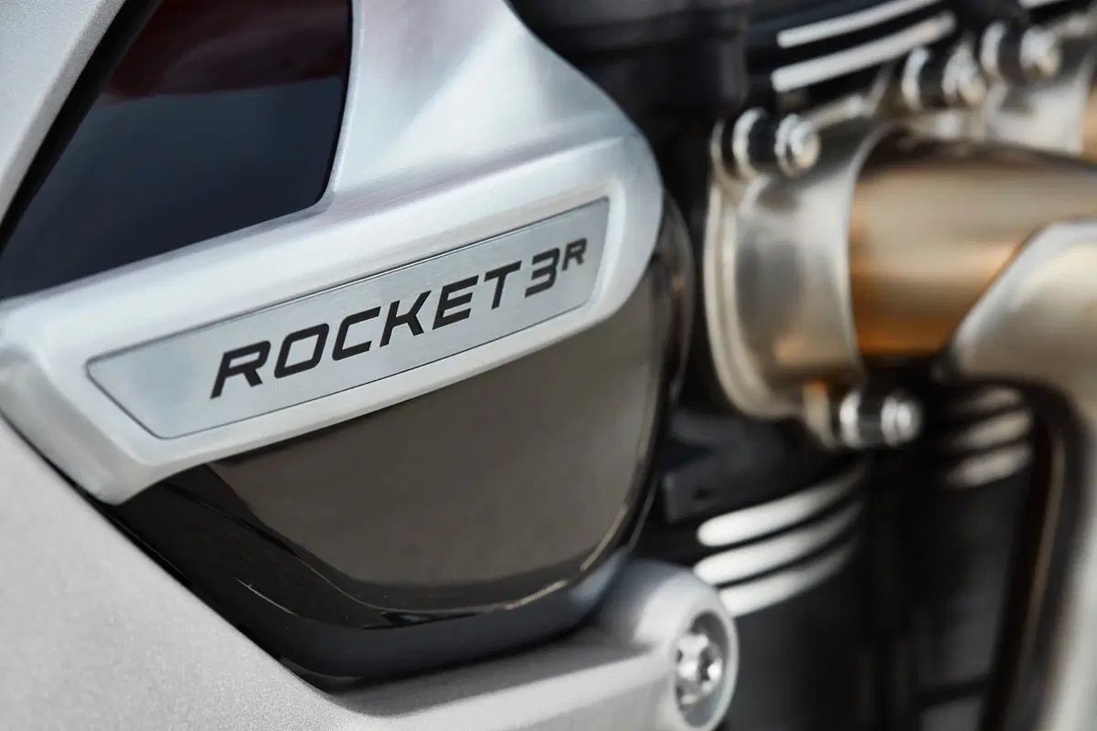 Triumph Rocket 3GT e Rocket 3R: 2500 cc e due versioni (23)